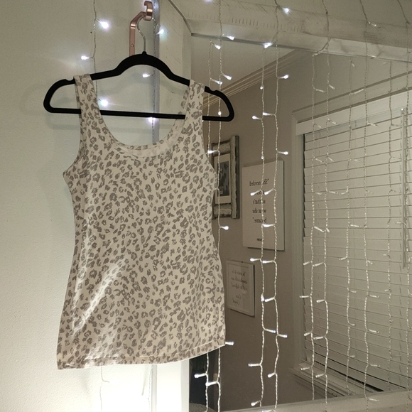 Maurices cream/gray scoop tank size small - Picture 3 of 4